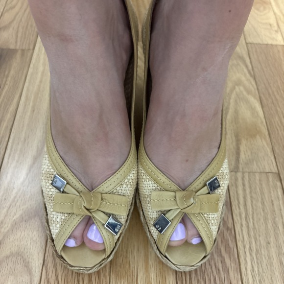 STUART WEITZMAN AUTH $399 Women's Beige‎ Woven Leather Open Toe Wedge Size 8 - Picture 1 of 10